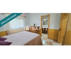 CHALET PAREADO EN ESQUINA CON PISCINA Y AMPLIA PARCELA