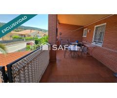 CHALET PAREADO EN ESQUINA CON PISCINA Y AMPLIA PARCELA