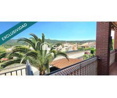 CHALET PAREADO EN ESQUINA CON PISCINA Y AMPLIA PARCELA