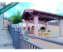 CHALET PAREADO EN ESQUINA CON PISCINA Y AMPLIA PARCELA