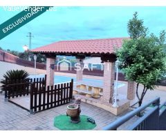 CHALET PAREADO EN ESQUINA CON PISCINA Y AMPLIA PARCELA