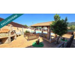 CHALET PAREADO EN ESQUINA CON PISCINA Y AMPLIA PARCELA