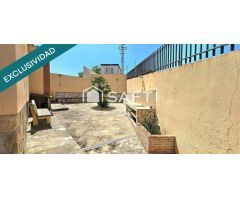 CHALET PAREADO EN ESQUINA CON PISCINA Y AMPLIA PARCELA