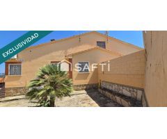 CHALET PAREADO EN ESQUINA CON PISCINA Y AMPLIA PARCELA