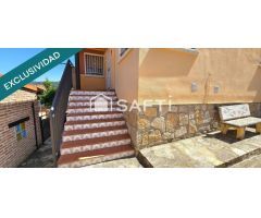 CHALET PAREADO EN ESQUINA CON PISCINA Y AMPLIA PARCELA