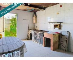 Casa para restaurar con huerta cerca de la playa de As Furnas.