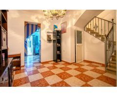 Gran casa con patio y azotea en Brenes!!!