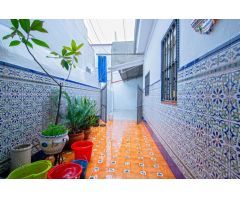 Gran casa con patio y azotea en Brenes!!!