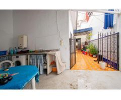 Gran casa con patio y azotea en Brenes!!!