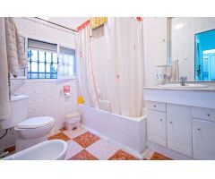 Gran casa con patio y azotea en Brenes!!!