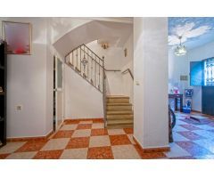 Gran casa con patio y azotea en Brenes!!!