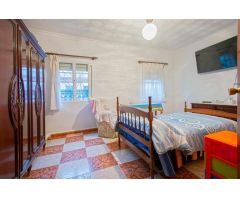 Gran casa con patio y azotea en Brenes!!!