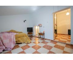 Gran casa con patio y azotea en Brenes!!!