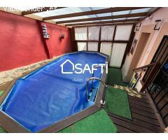 Casa con patio y piscina cubierta