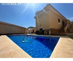 Chalet independiente de 4 habitaciones, 3 baños con piscina privada situado en Villamartin