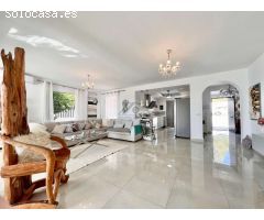 Casa independiente en una sola planta con piscina y parcela de 1.600m2 en Benalmadena