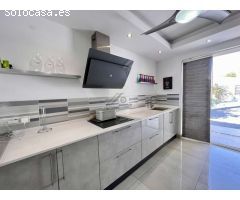 Casa independiente en una sola planta con piscina y parcela de 1.600m2 en Benalmadena