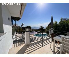 Casa independiente en una sola planta con piscina y parcela de 1.600m2 en Benalmadena