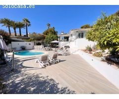 Casa independiente en una sola planta con piscina y parcela de 1.600m2 en Benalmadena