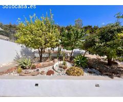Casa independiente en una sola planta con piscina y parcela de 1.600m2 en Benalmadena