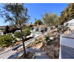 Casa independiente en una sola planta con piscina y parcela de 1.600m2 en Benalmadena