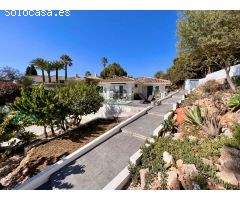 Casa independiente en una sola planta con piscina y parcela de 1.600m2 en Benalmadena