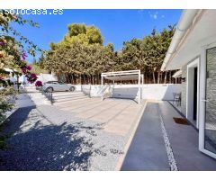 Casa independiente en una sola planta con piscina y parcela de 1.600m2 en Benalmadena