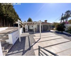 Casa independiente en una sola planta con piscina y parcela de 1.600m2 en Benalmadena