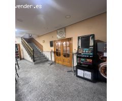 BAR EN PLENO FUNCIONAMIENTO
