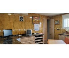 SE VENDE CHALET EN MUY BUENA ZONA PEGADO AL PUEBO Y A 20 MINUTOS DE ALICANTE