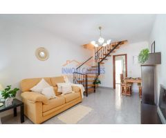 DÚPLEX CON JARDIN, 2 DORMITORIOS Y 2 BAÑOS. A TAN SÓLO 700 M DE LA PLAYA. EN LOS ALCÁZARES, MURCIA