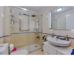 Impecable apartamento de dos dormitorios en edificio Orbiplaya, con piscina comunitaria y garaje inc