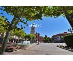 ZONA CENTRO- Jardines de San Isidro,  3 habitaciones, 2 baños con piscina y trastero.