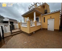 CHALET EN LA ZONA DE MERCADONA CON TODOS LOS SERVICIOS PARA PODER IR ANDANDO