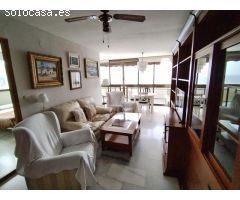 Apartamento de esquina con 2 dormitorios y terraza acristlada en 1 Linea playa Levante.