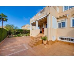 Chalet en tres plantas, 5 dormitorios, 2 salones, 3 baños, jardín con BBQ y piscina comunitaria