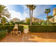 Chalet en tres plantas, 5 dormitorios, 2 salones, 3 baños, jardín con BBQ y piscina comunitaria