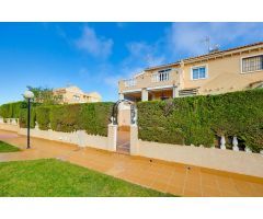 Chalet en tres plantas, 5 dormitorios, 2 salones, 3 baños, jardín con BBQ y piscina comunitaria