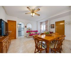 Chalet en tres plantas, 5 dormitorios, 2 salones, 3 baños, jardín con BBQ y piscina comunitaria
