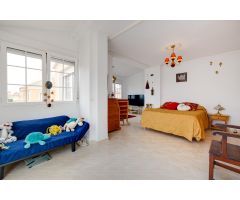 Chalet en tres plantas, 5 dormitorios, 2 salones, 3 baños, jardín con BBQ y piscina comunitaria