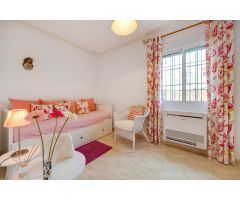 Chalet en tres plantas, 5 dormitorios, 2 salones, 3 baños, jardín con BBQ y piscina comunitaria