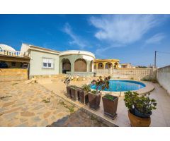 BONITA VILLA EN TORREVIEJA CON PISCINA