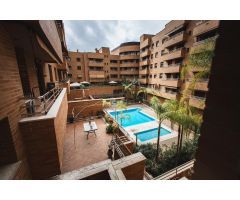 MAGNIFICA VIVIENDA, SITUADA EN AVDA. CAÑITO BAZAN. 3 DORMITORIOS, 2 BAÑOS, COCHERA, TRAST y PISCINA.