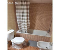 Apartamento de un dormitorio en urbanización con piscina.