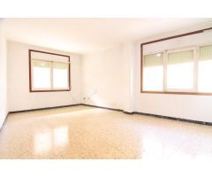 Piso de 4 habitaciones, para reformar, muy luminoso en el Poble Sec