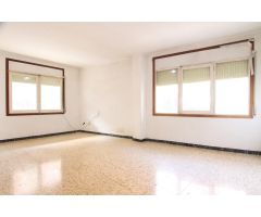 Piso de 4 habitaciones, para reformar, muy luminoso en el Poble Sec