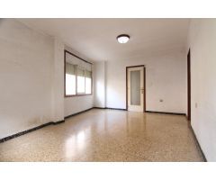 Piso de 4 habitaciones, para reformar, muy luminoso en el Poble Sec