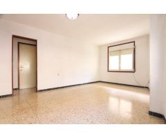 Piso de 4 habitaciones, para reformar, muy luminoso en el Poble Sec