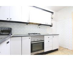 Piso de 4 habitaciones, para reformar, muy luminoso en el Poble Sec