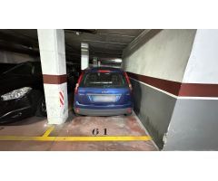 Se vende plaza de parquing para coche mediano en la zona del Parc del Estatut.